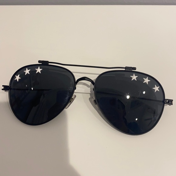 Accessories - black aviators with white stars